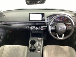 車内は光触媒抗菌消臭施工済です。インパネ周りはスタイリッシュなデザインで機能や装備も充実しています。グローブボックスやカップホルダーのほかにトレーなどたくさんの収納スペースが付いています。