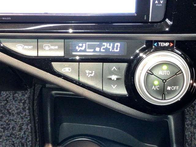 オートエアコンなので設定温度に合わせて吹き出し口と風量を自動で調整します。