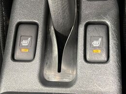 【シートヒーター】寒い日に重宝するシートヒーター！エアコンより早く温まってくれるので寒がりの人も安心ですね♪エアコンの温風は乾燥するから苦手、という方にもをおすすめです。