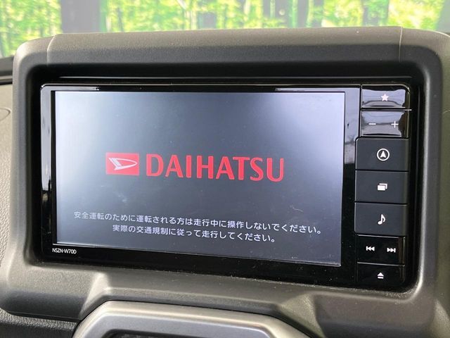 【純正ナビ】人気の純正ナビを装備しております。ナビの使いやすさはもちろん、オーディオ機能も充実！キャンプや旅行はもちろん、通勤や買い物など普段のドライブも楽しくなるはず♪