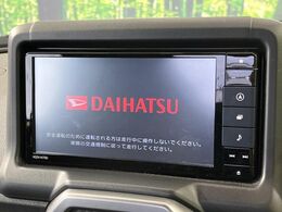 【純正ナビ】人気の純正ナビを装備しております。ナビの使いやすさはもちろん、オーディオ機能も充実！キャンプや旅行はもちろん、通勤や買い物など普段のドライブも楽しくなるはず♪
