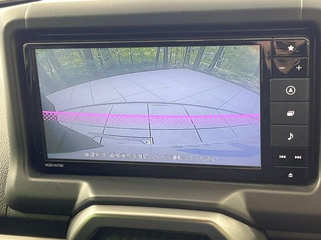 【バックカメラ】駐車時に後方がリアルタイム映像で確認できます。大型商業施設や立体駐車場での駐車時や、夜間のバック時に大活躍！運転スキルに関わらず、今や必須となった装備のひとつです！