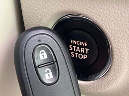 【キーレススタートシステム】カバンやポケットに入れたままでもドアの施錠・解錠が可能なスマートキーを装備。エンジンのオン・オフ時もカギを取り出す必要が無いからとっても便利です♪