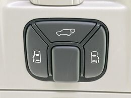【両側パワースライドドア】スマートキーや運転席のスイッチで後席両側スライドドアの開閉が可能♪電動だから力を入れてドアを開ける必要が無く、小さなお子様でも簡単に開け閉めでき快適です♪