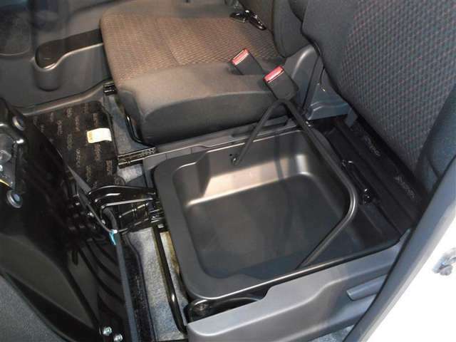 【助手席シートアンダーボックス】座面下にも収納スペースがあります。持ち運び可能で意外と便利な収納スペースです！