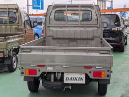 4WD！オートマ車！SRSエアバック！リヤパーキングセンサー！ESP！ヒルホールドコントロール！4輪ABS！ぬかるみ脱出アシスト！マルチリフレクターハロゲンヘッドランプ！オートライトシステム！