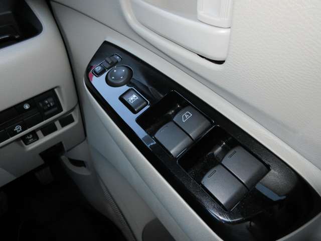 全席パワーウィンドウとなっています。運転席はオートになっているのでワンタッチ開閉することが出来ます。