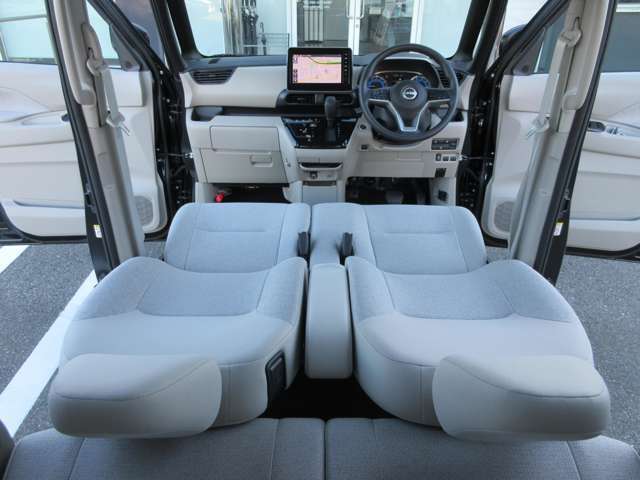 すっきりした運転席周りにはナビやエアコンの操作パネルを設置しておりますので、お一人での運転でもご安心できます。