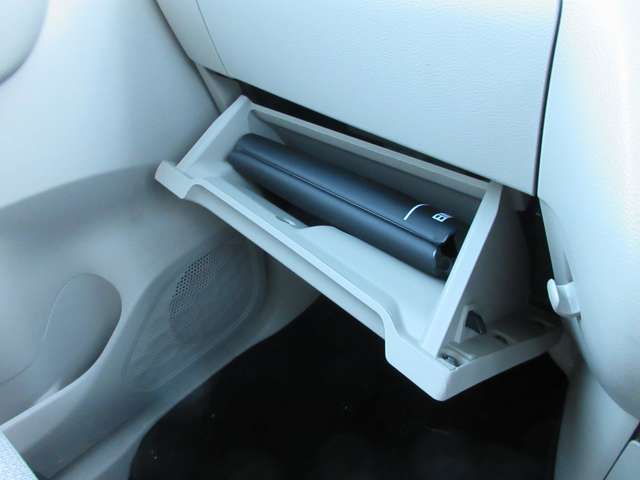 グローブボックスです！上下にスペースがあり、車検証や小物を収納可能です