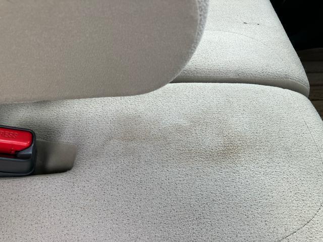 運転席シートにシミがあります。　画像は一部分の画像です。その他の部位にも細かい傷や凹みなどがありますので、実車をご覧になっていただき車両の状態をご確認ください。