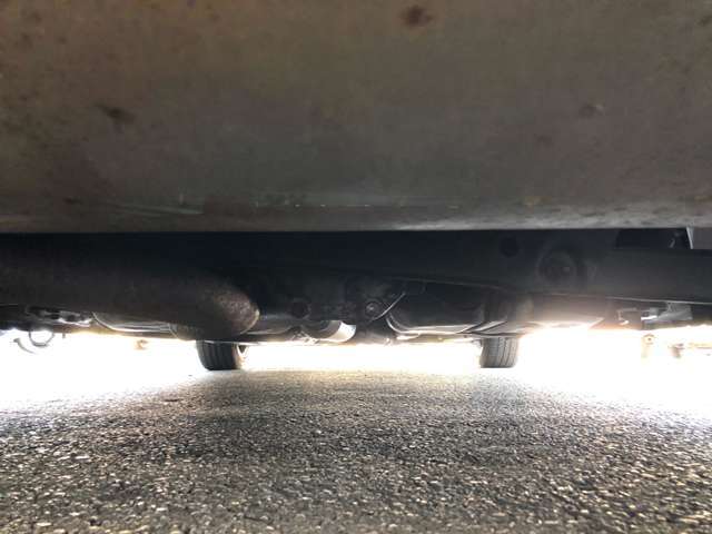 下からお車を見た写真です！隅々まで車両状態の確認を♪