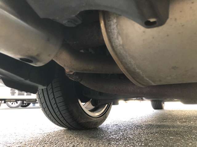 下からお車を見た写真です！隅々まで車両状態の確認を♪
