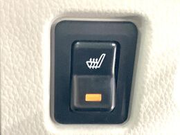 【シートヒーター】寒い日に重宝するシートヒーター！エアコンより早く温まってくれるので寒がりの人も安心ですね♪エアコンの温風は乾燥するから苦手、という方にもをおすすめです。