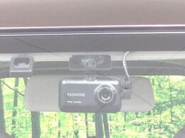 【ドライブレコーダー】安心・安全なカーライフに必須のドライブレコーダーを装備！走行中はもちろん、あおり運転や事故に遭遇した際の状況も映像で記録し、万一のリスクに備えます。