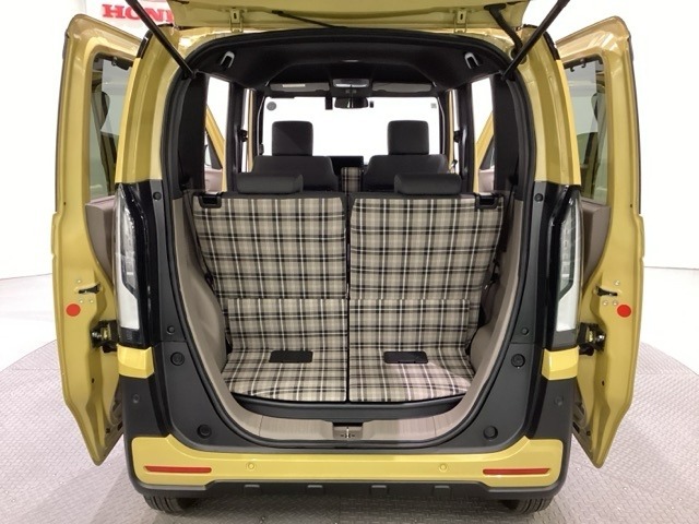 開口部も広く荷物の積み下ろしもしやすいお車となっております。シートの背もたれは5：5の割合で背もたれを可倒でき、前後のシートスライドもできるので荷室をひろげることができます。