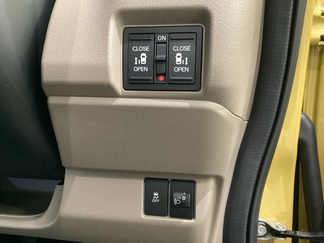 両側電動スライドドアは運転席から操作ができるます。その下にはHondaセンシング用のVSA解除とヘットライトリベライザーのスイッチがついてます。道路状況や積荷の加重に応じてライトの高さを調節できます。