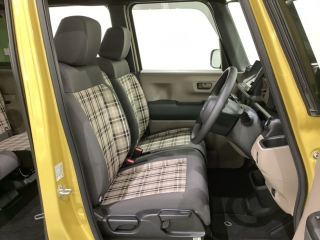 女性でも運転がしやすいように、シートの高さ調整機能（シートリフター）がついてます。運転席と助手席の足元が空いている為、助手席側への移動がスムーズです。交通量の多い道でも助手席側から乗り降りができます。