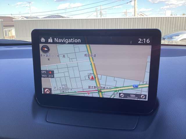 【カーナビゲーション】ナビは「走行安全性」を優先した、見やすい位置に配置しました。ナビがあれば知らない道も安心ですね