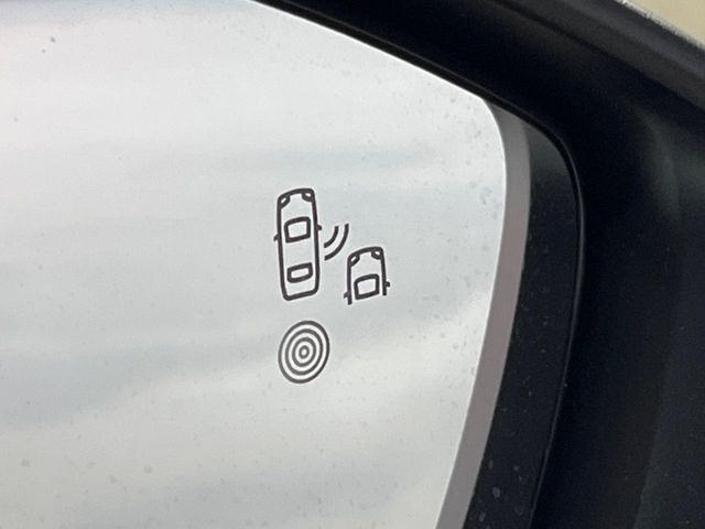 ●ブラインドアシストセンサー：視角からの車を感知し、ドライバーが車線変更を行う際に、警告音と共に注意を促してくれる安全支援機能です！