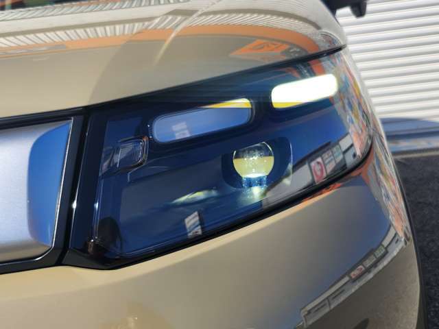 ヘッドライトは純正LEDでとても明るいです♪さらにAUTOライト機能付き♪自動でオンオフをしてくれるのでわざわざ電気をつける必要がありません♪