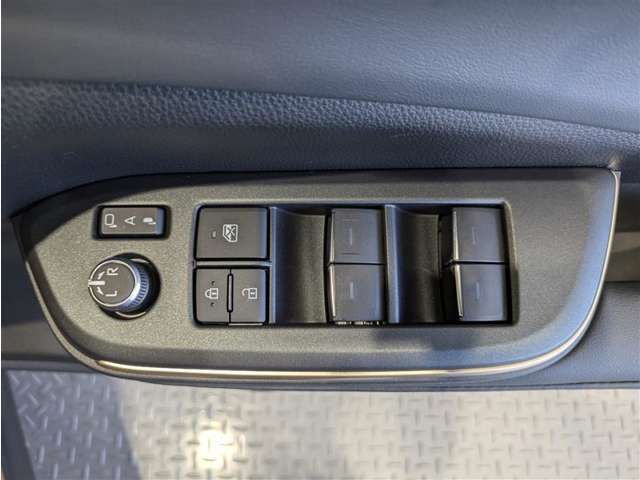 運転席からも操作可能な全席パワーウィンドウが装備されています。