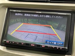 【バックカメラ】駐車時に後方がリアルタイム映像で確認できます。大型商業施設や立体駐車場での駐車時や、夜間のバック時に大活躍！運転スキルに関わらず、今や必須となった装備のひとつです！