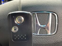【Hondaスマートキー】カバンやポケットに入れたままでもドアの施錠・解錠が可能なスマートキーを装備。エンジンのオン・オフ時もカギを取り出す必要が無いからとっても便利です♪