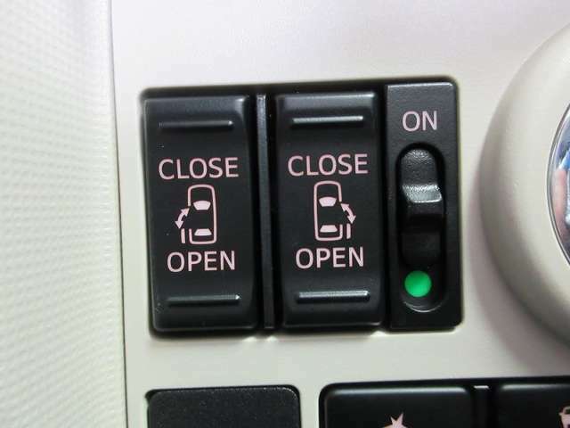 運転席からインパネ部のスイッチを押すだけで、両側スライドドアが自動で開閉します。