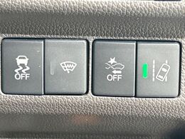 【ホンダセンシング】走行中に前方の車両等を認識し、衝突しそうな時は警報とブレーキで衝突回避と被害軽減をアシスト。より安全にドライブをお楽しみいただけます。