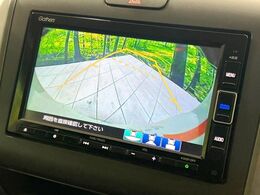 【バックカメラ】駐車時に後方がリアルタイム映像で確認できます。大型商業施設や立体駐車場での駐車時や、夜間のバック時に大活躍！運転スキルに関わらず、今や必須となった装備のひとつです！
