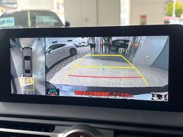 【パノラミックビューモニター】専用のカメラにより、上から見下ろしたような視点で360度クルマの周囲を確認することができます☆死角部分も確認しやすく、狭い場所での切り返しや駐車もスムーズに行えます。