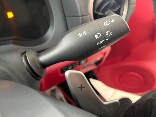 【パドルシフト】ハンドルから手を離さずに素早くシフトアップ＆ダウンができるので、エンジンブレーキを使う下り坂や高速道路の合流で加速したい場面で役立ちます。