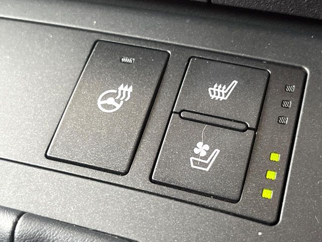 【シートベンチレーション】夏場は涼しい風でお尻や背中の熱やムレを防ぎ、冬はエアコンよりも早く温まってポカポカに！季節を問わず快適に過ごせます。