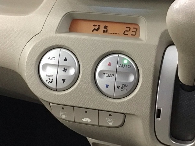 オートエアコンがついていますので、簡単操作で快適に過ごせます。希望の温度に自動調整してくれるのが便利です。