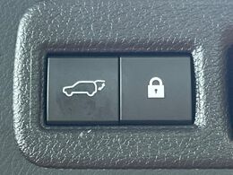 【パワーバックドア】スマートキーや運転席のボタンを押すだけでリアゲートが自動で開閉します！荷物を持っている時や、高い位置にあるバックドアを閉める際に便利な機能です♪