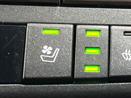 【シートベンチレーション】夏場は涼しい風でお尻や背中の熱やムレを防ぎ、冬はエアコンよりも早く温まってポカポカに！季節を問わず快適に過ごせます。