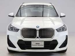 ♪BMWの代名詞といえるキドニー・グリル、一目でそれと分かる精悍な顔立ち。ホフマイスターキンクやキャラクターラインと呼ばれる側面デザインにより前傾姿勢を強調したスタイルは、走りを重視したBMWならでは