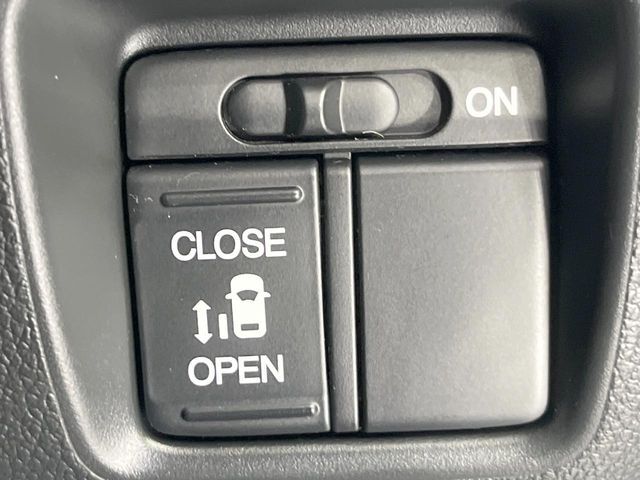 【パワースライドドア】スマートキーや運転席のスイッチでスライドドアの開閉が可能♪電動だから力を入れてドアを開ける必要が無く、小さいお子様でも、重い荷物を持っている時もラクに開け閉めできます♪