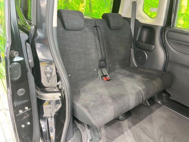後部座席も気になるようなキズ・汚れやへたり等、大きなダメージはなく、良好な状態です。