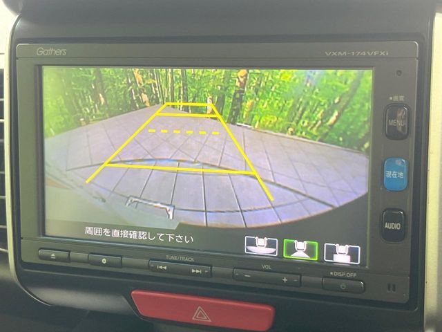 【バックカメラ】駐車時に後方がリアルタイム映像で確認できます。大型商業施設や立体駐車場での駐車時や、夜間のバック時に大活躍！運転スキルに関わらず、今や必須となった装備のひとつです！