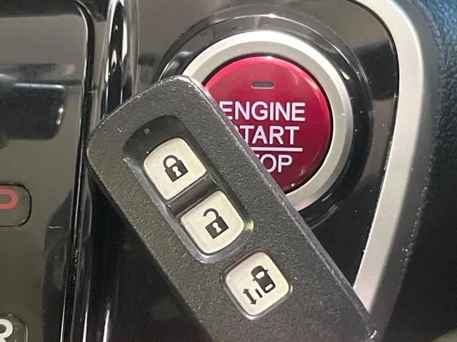 【Hondaスマートキー】カバンやポケットに入れたままでもドアの施錠・解錠が可能なスマートキーを装備。エンジンのオン・オフ時もカギを取り出す必要が無いからとっても便利です♪