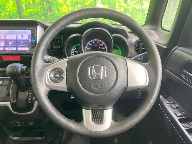 インテリアに合わせたデザインのステアリングは、運転される方のことも考え、運転しやすい形状、大きさです。是非一度、実際に触ってお確かめください。