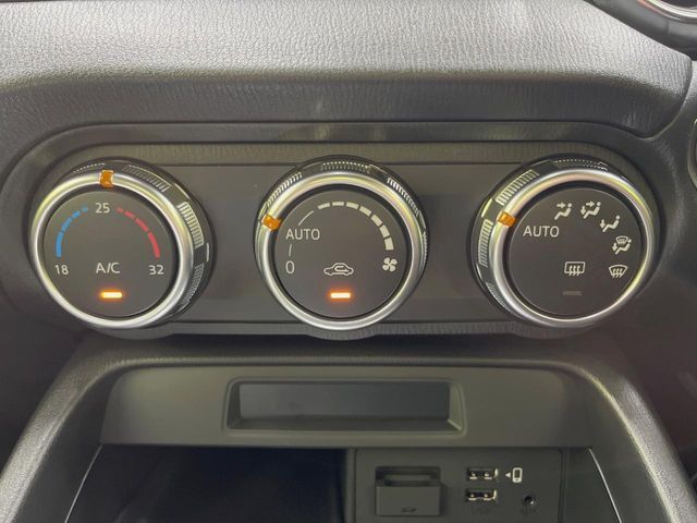 【オートエアコン】一度お好みの温度に設定すれば、車内の温度を検知し風量や温度を自動で調整。暑い…寒い…と何度もスイッチ操作をする必要はありません。快適な車内空間には必須の機能ですね♪
