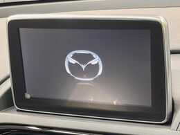 【メーカー純正ナビ】インテリアに溶け込むスタイリッシュな「専用設計」メーカーナビを装備♪視認性や操作性など基本性能にも優れ、より上質なカーライフをお楽しみいただけます。