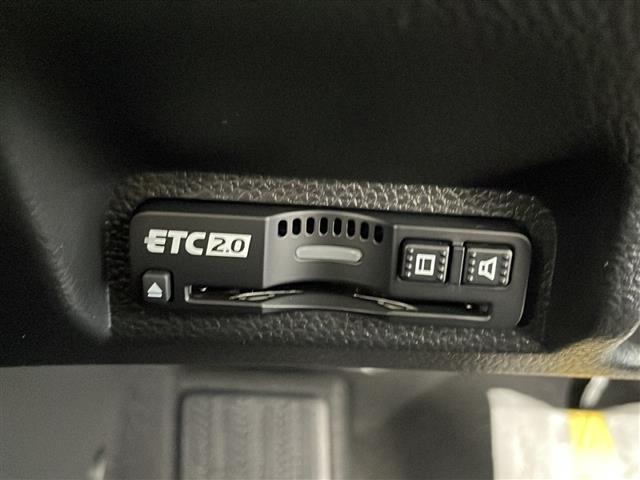 【ETC】有料道路を利用する際に料金所で停止することなく通過できる、ETC車載器（ノンストップ自動料金収受システム機器）が装備されています。セットアップを行うことで利用可能になります。