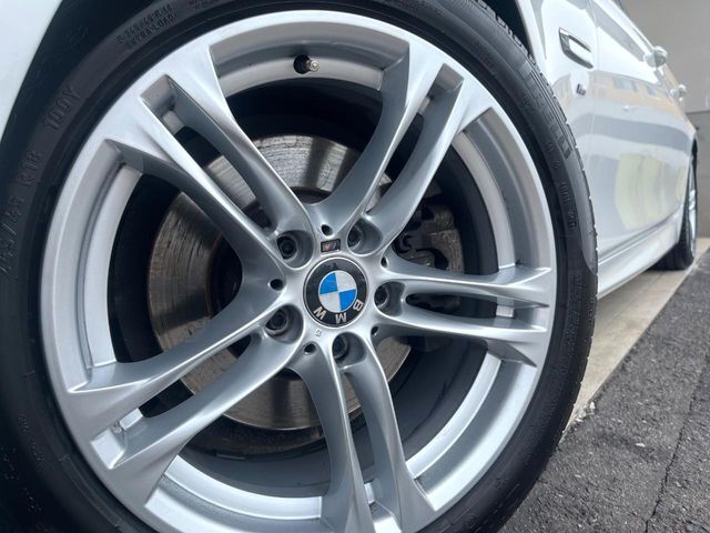 ●純正18インチアルミホイール：輸入車ならではの卓越した走りを支えるホイールと足回りです！日本車の走りに慣れている方にもぜひ体感して頂きたいほど、高いレベルでまとまっています！