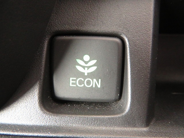 ECONボタンで低燃費モードに☆☆☆ECONスイッチを上手に使ってエコドライブ♪♪環境にもお財布にも優しい装備です☆☆☆
