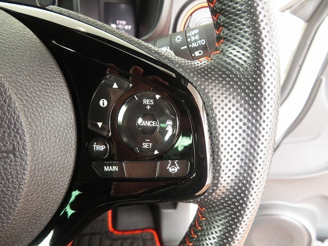 Hondaセンシングの機能のひとつ、アダプティブクルーズコントロール付！アクセルから足を離しても設定したスピードと前車との車間を保ち走行してくれます！車線維持もアシスト☆高速道路で疲労軽減ですね☆