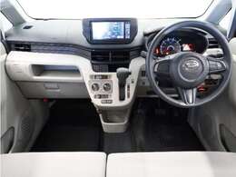 視界広々で運転しやすくロングドライブでも疲れを感じさせないすっきりとまとまったインパネ周りです。