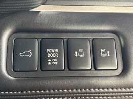 【両側パワースライドドア】スマートキーや運転席のスイッチで後席両側スライドドアの開閉が可能♪電動だから力を入れてドアを開ける必要が無く、小さなお子様でも簡単に開け閉めでき快適です♪